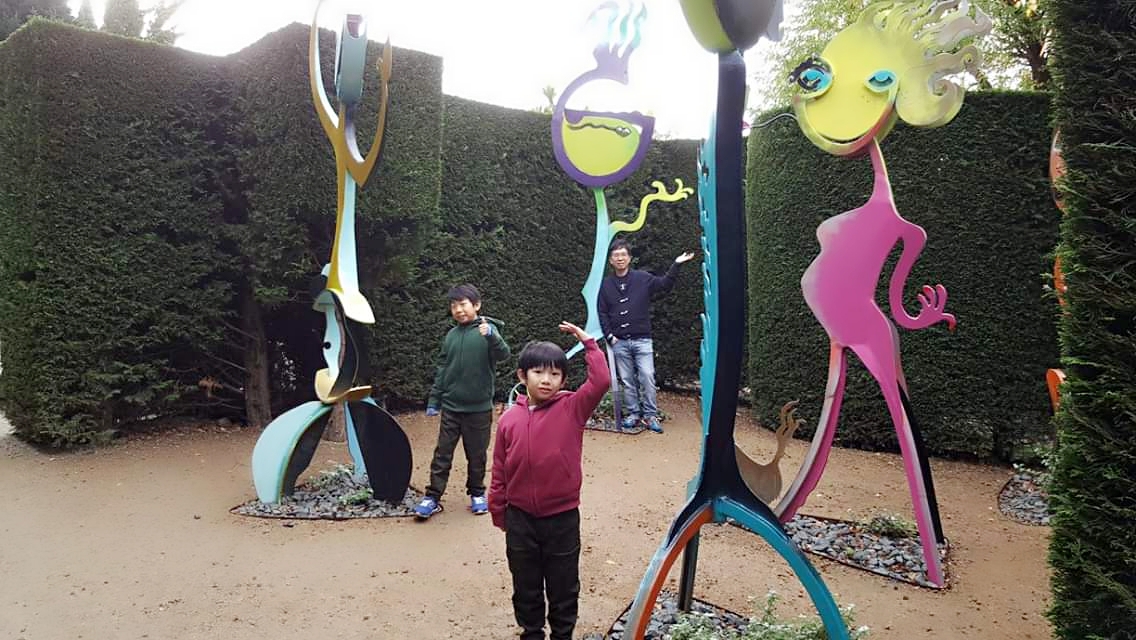 family photo in enchanted garden Melbourne with decorations