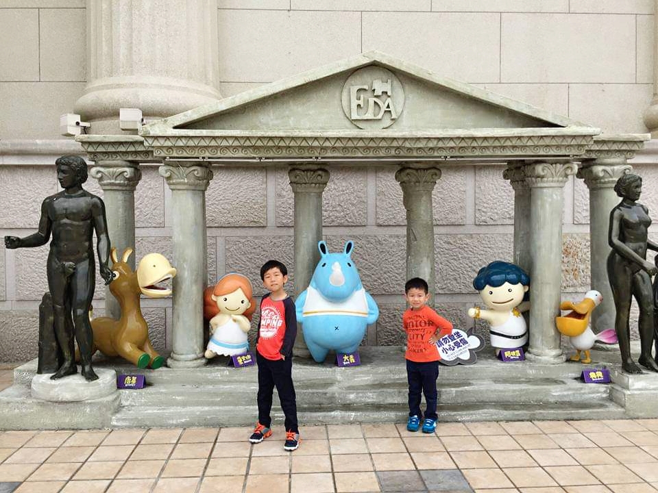 family travels EDA Park Kaoshiung entrance statues
