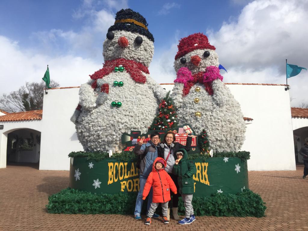 family photo with EcoLand Jeju snowman decoration